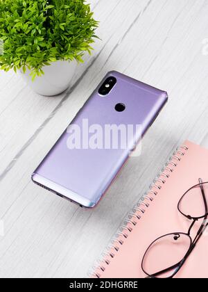 Skin del telefono personalizzato piatto con diversi colori di sfondo. Foto Stock