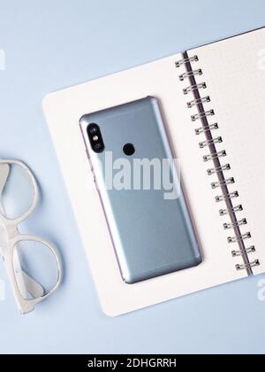 Skin del telefono personalizzato piatto con diversi colori di sfondo. Foto Stock