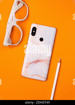 Skin del telefono personalizzato piatto con diversi colori di sfondo. Foto Stock