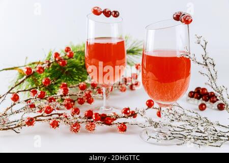 Festoso cocktail di mirtilli rossi su sfondo bianco. Sfondo di Natale. Foto Stock