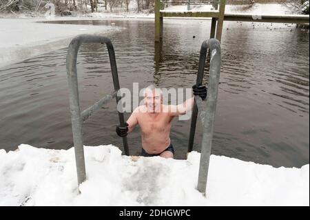 Lord David Freud, affronta la neve e il ghiaccio per la sua nuotata quotidiana in Highgate Men's Bathing Pond, Hampstead Heath, Londra, Regno Unito. 8 Jan 2010 Foto Stock