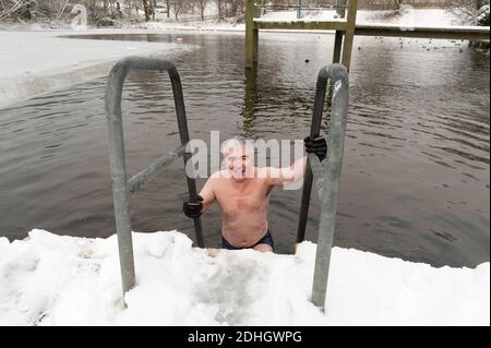 Lord David Freud, affronta la neve e il ghiaccio per la sua nuotata quotidiana in Highgate Men's Bathing Pond, Hampstead Heath, Londra, Regno Unito. 8 Jan 2010 Foto Stock