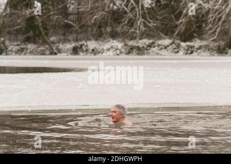 Lord David Freud, affronta la neve e il ghiaccio per la sua nuotata quotidiana in Highgate Men's Bathing Pond, Hampstead Heath, Londra, Regno Unito. 8 Jan 2010 Foto Stock