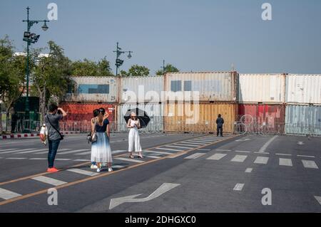 Bangkok, Thailandia. 10 dicembre 2020. La gente scatta foto di fronte ai contenitori intermodali durante la dimostrazione.gli ufficiali di polizia thailandesi hanno bloccato diverse strade a Bangkok con contenitori intermodali e filo spinato per fermare i manifestanti. Per celebrare la Giornata della Costituzione (10 dicembre) e la Giornata internazionale dei diritti umani, i manifestanti thailandesi hanno chiesto la riforma della monarchia e l'abrogazione della Legge maggiore lese. Credit: SOPA Images Limited/Alamy Live News Foto Stock