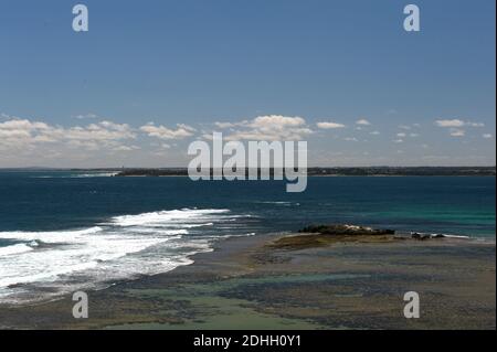 Il Narrows e' l'entrata della Baia di Port Phillip a Victoria, Australia. Si possono vedere tappi bianchi dove la marea in arrivo incontra l'acqua fluviale in uscita. Foto Stock