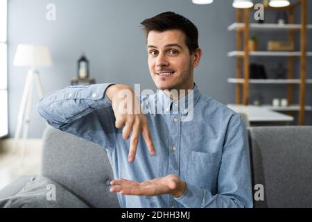 Lingua dei segni di apprendimento per adulti per non udenti disattivata Foto Stock