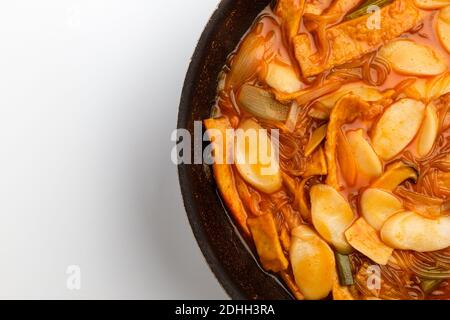 Delizioso Tteokbokki su sfondo bianco Foto Stock