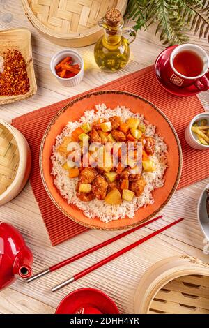 Pollo fritto con ananas in salsa dolce e salata servito con riso Foto Stock
