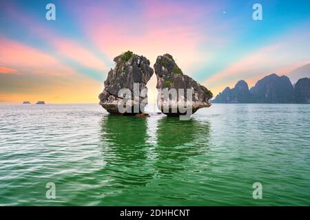 Paesaggio da sogno tra le rocce della baia di ha Long, Vietnam, questo è il sito patrimonio dell'umanità dell'UNESCO, è una splendida meraviglia naturale nel nord del Vietnam Foto Stock