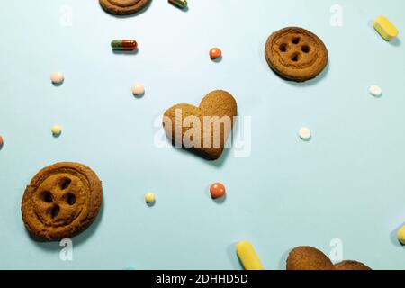 Biscotti e pillole fatti in casa a forma di focolare di cioccolato Foto Stock