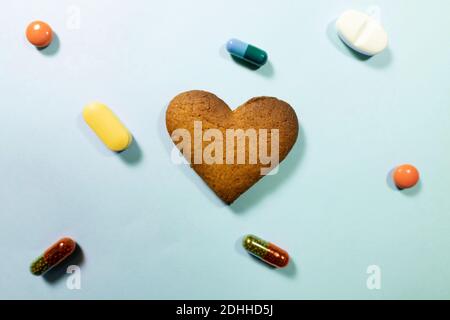 Biscotti e pillole fatti in casa a forma di focolare di cioccolato Foto Stock