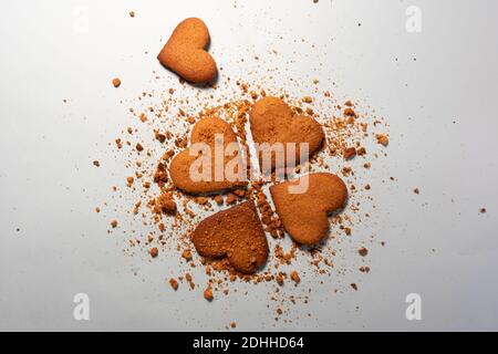 Biscotti fatti in casa a forma di focolare di cioccolato e biscotti al burro su bianco sfondo Foto Stock