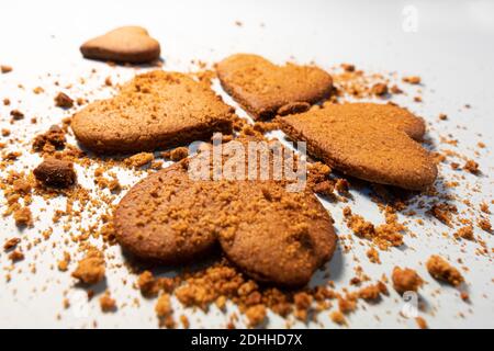 Biscotti fatti in casa a forma di focolare di cioccolato e biscotti al burro su bianco sfondo Foto Stock