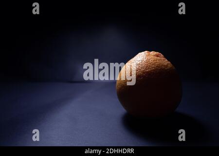 Dettaglio arancione con alcune gocce su di esso. Foto Stock