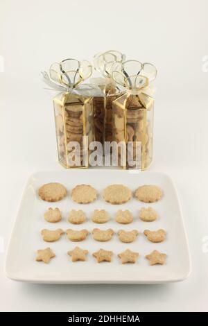 Biscotti di Natale fatti in casa a forma di fiori, conigli, orsacchiotto e stelle, isolati su uno sfondo bianco Foto Stock