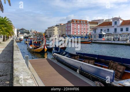 Aveiro, Centro Regione / Portogallo - 7 dicembre 2020: Vista dei canali e delle colorate barche Moliceiro nel centro della città di Aveiro Foto Stock