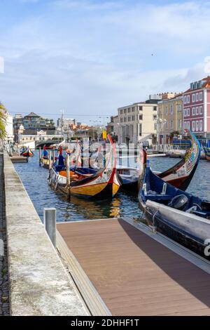 Aveiro, Centro Regione / Portogallo - 7 dicembre 2020: Vista dei canali e delle colorate barche Moliceiro nel centro della città di Aveiro Foto Stock