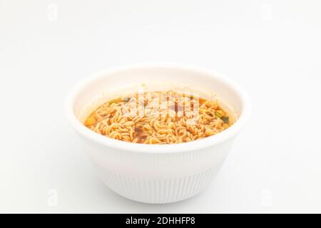 Ramen istantaneo su sfondo bianco Foto Stock