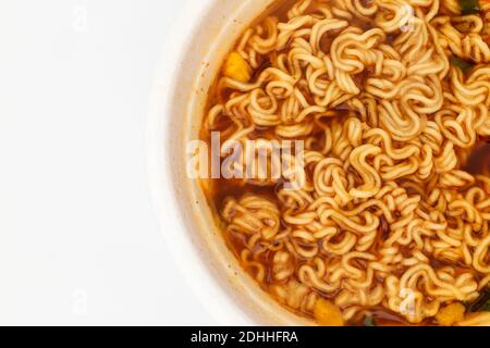 Ramen istantaneo su sfondo bianco Foto Stock