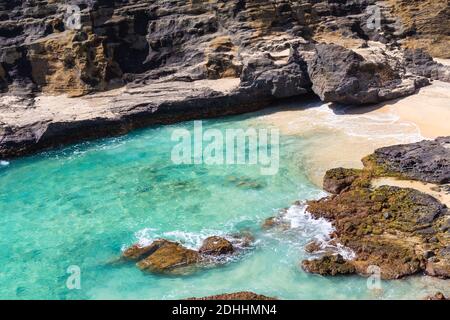 Halona Beach Cove, piccola spiaggia appartata a Oahu, Hawaii Foto Stock