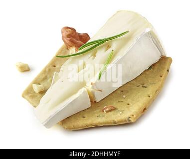 canape con formaggio brie, noce e rosmarino isolato su sfondo bianco Foto Stock