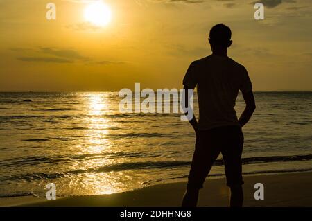 Tramonto d'oro sul mare, Sihanoukville, Cambogia Sud-est asiatico Foto Stock