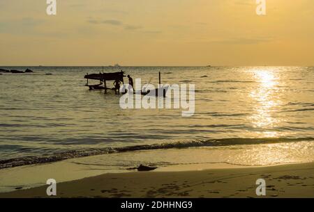 Tramonto d'oro sul mare, Sihanoukville, Cambogia Sud-est asiatico Foto Stock