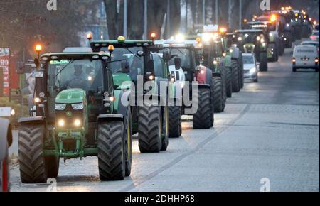 Kessin, Germania. 11 Dicembre 2020. Una sfilata di trattori è sulla sua strada attraverso Kessin verso Rostock. Gli agricoltori vogliono usare l'azione per protestare contro norme ambientali più severe. Gli agricoltori protestano con le colonne di trattori in diverse parti dello stato contro norme ambientali più severe, ma soprattutto contro l'ordinanza dello Stato sui fertilizzanti, che costringerà ancora più allevatori a rinunciare. Credit: Bernd Wüstneck/dpa-Zentralbild/dpa/Alamy Live News Foto Stock