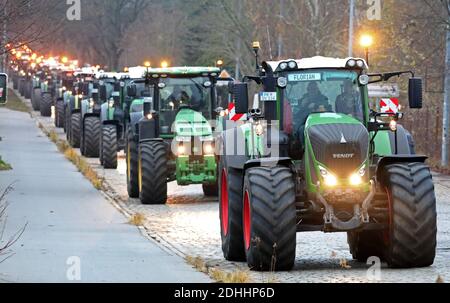 Kessin, Germania. 11 Dicembre 2020. Una sfilata di trattori è sulla sua strada attraverso Kessin verso Rostock. Gli agricoltori vogliono usare l'azione per protestare contro norme ambientali più severe. Gli agricoltori protestano con le colonne di trattori in diverse parti dello stato contro norme ambientali più severe, ma soprattutto contro l'ordinanza dello Stato sui fertilizzanti, che costringerà ancora più allevatori a rinunciare. Credit: Bernd Wüstneck/dpa-Zentralbild/dpa/Alamy Live News Foto Stock