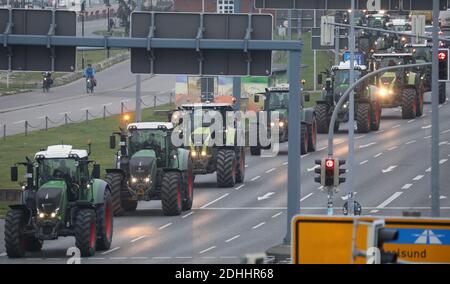 Rostock, Germania. 11 Dicembre 2020. Una sfilata di trattori attraversa la città. Gli agricoltori vogliono usare l'azione per protestare contro norme ambientali più severe. Gli agricoltori utilizzano colonne di trattori per protestare in diverse parti del paese contro norme ambientali più severe, ma soprattutto contro l'ordinanza sui fertilizzanti prevista dal paese, che costringerà ancora più allevatori a rinunciare. Credit: dpa Picture Alliance/Alamy Live News Foto Stock