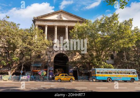 Mezzi di trasporto pubblico sulla strada della città indiana con il vecchio patrimonio Edifici a Esplanade Kolkata Foto Stock