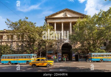 Mezzi di trasporto pubblico sulla strada della città indiana con il vecchio patrimonio Edifici a Esplanade Kolkata Foto Stock