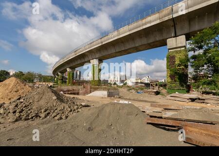 In costruzione città su ponte con materiali da costruzione a Kolkata New Town area, India Foto Stock