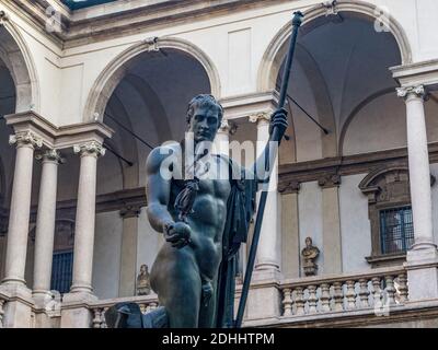 Statua dedicata a Napoleone rappresentata come il dio Marte tenuta Un globo dominato dalla Vittoria alata nel cortile Della Pinacoteca di Brera.M. Foto Stock