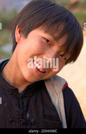 Vietnam. Vietnam del Nord. Area di Sapa. Bambini del gruppo etnico Hmong nero. Foto Stock