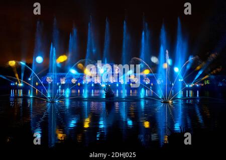 Una vista della 'Palm House Grand finale', che include proiezioni festive che cadono su un enorme schermo d'acqua nel lago durante il Natale a Kew presso i Royal Botanic Gardens a Kew, Londra. Foto Stock