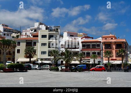 Tenerife, Isole Canarie, Spagna - 06 aprile 2018: Diversi edifici e ristoranti sulla piazza principale chiamato Plaza de la Patrona de Canaris nel villaggio C. Foto Stock