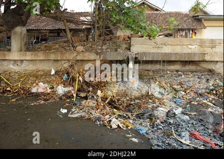 Spiaggia sporca nella parte anteriore del povero villaggio di Bali, il Sud Est Asiatico. Foto Stock