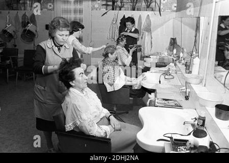 30 novembre 1984, Sassonia, Eilenburg: In un parrucchiere a metà degli anni '80, le donne sono sedute e curate da parrucchieri. Data esatta della registrazione non nota. Foto: Volkmar Heinz/dpa-Zentralbild/ZB Foto Stock