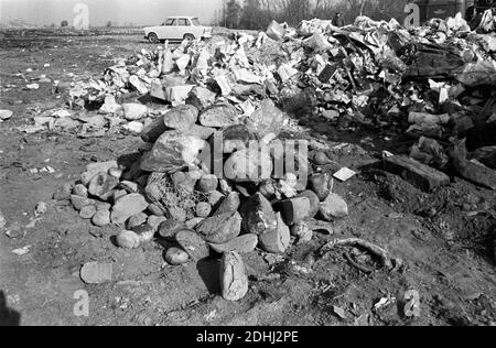 30 novembre 1984, Sassonia, Eilenburg: Pane, panini e altri prodotti da forno si trovano su una discarica di rifiuti vicino a Eilenburg a metà degli anni ottanta. Sullo sfondo è un Trabant. Data esatta della fotografia non nota. Foto: Volkmar Heinz/dpa-Zentralbild/ZB Foto Stock