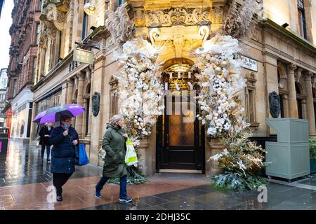 Glasgow, Scozia, Regno Unito. 11 dicembre 2021. Le restrizioni di livello 4 del blocco Covid-19 vengono revocate a Glasgow. Le aziende e i ristoranti non essenziali possono riaprire da oggi. Nella foto ; il ristorante Ivy su Via Buchanan con decorazioni natalizie può riaprire da stasera. Iain Masterton/Alamy Live News Foto Stock