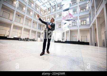 Berlino, Germania. 02 dicembre 2020. Hartmut Dorterloh, direttore generale del Forum Humboldt, è in piedi nel foyer del Forum Humboldt. Il Forum Humboldt nel Palazzo di Berlino ricostruito dovrebbe aprire le sue porte martedì (16 dicembre) dopo un buon sette anni di costruzione e diversi rinvii all'apertura - a causa della corona, inizialmente sarà solo digitale. (Per 'ex-Punker sulla loro strada attraverso il Palazzo - Humboldt Forum prima di aprire') credito: Fabian Sommer/dpa/Alamy Live News Foto Stock