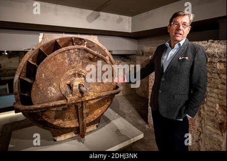 Berlino, Germania. 02 dicembre 2020. Hartmut Dorterloh, direttore generale del Forum Humboldt, si trova nel seminterrato del Forum Humboldt, accanto a una storica installazione di fan. Il Forum Humboldt nel Palazzo di Berlino ricostruito dovrebbe aprire le sue porte martedì (16 dicembre) dopo un buon sette anni di costruzione e diversi rinvii dell'apertura - a causa di corona, l'apertura inizialmente sarà solo digitale. (Per 'ex-Punker sulla loro strada attraverso il Palazzo - Humboldt Forum prima di aprire') credito: Fabian Somm/dpa/Alamy Live News Foto Stock