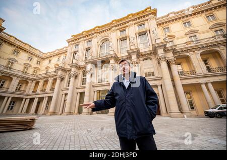 Berlino, Germania. 02 dicembre 2020. Hartmut Dorterloh, direttore generale del Forum Humboldt, si trova nella Schlüterhof del Forum Humboldt. Il Forum Humboldt nel Palazzo di Berlino ricostruito dovrebbe aprire le sue porte martedì (16 dicembre) dopo un buon sette anni di costruzione e diverse aperture rinviate - a causa della corona, solo digitale per il momento. (Per 'ex-Punker sulla loro strada attraverso il Palazzo - Humboldt Forum prima di aprire') credito: Fabian Sommer/dpa/Alamy Live News Foto Stock