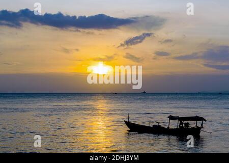 Tramonto d'oro sul mare, Sihanoukville, Cambogia Sud-est asiatico Foto Stock