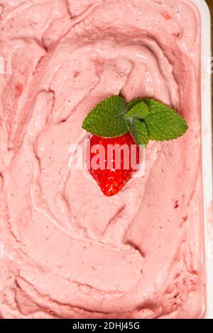 gelato alla fragola fresco nella scatola Foto Stock