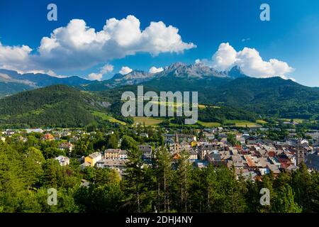 Barcelonnette Town, Valle Ubaye, Vallée de l'Ubaye, Alpi dell'alta Provenza, Francia, Europa Foto Stock