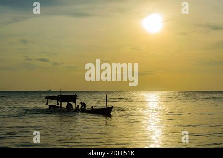 Tramonto d'oro sul mare, Sihanoukville, Cambogia Sud-est asiatico Foto Stock