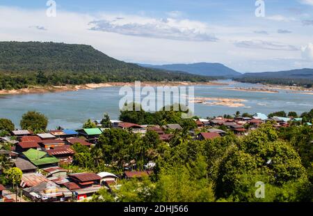 Flusso a due colori due grandi fiumi si incontrano al confine tra Laos e Thailandia. La luna scorre nel Mekong qui. Si può vedere il marrone della nuvolosa Foto Stock