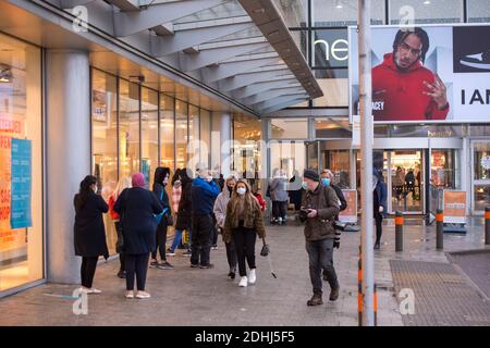 Glasgow, Scozia, Regno Unito. 11 Dicembre 2020. Nella foto: Il primo giorno di tutti i negozi non essenziali che possono essere aperti al pubblico dal momento che la regione è stata messa in blocco alla fase 4, Tuttavia, da questa mattina, la fase 3 è ora attiva, il che significa che i negozi al dettaglio non essenziali come Primark sono stati impegnati con una lunga coda di clienti in attesa di entrare e afferrare un affare di Natale dell'ultimo minuto. Credit: Colin Fisher/Alamy Live News Foto Stock